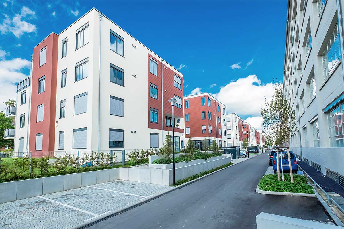 Salamander-Areal: Blick auf die acht Stadtvillen, Neubau gegenüber dem historischen Backsteingebäude